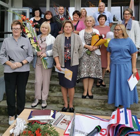 Darbuotojai, dirbantys su braškių ūgliais Nyderlanduose