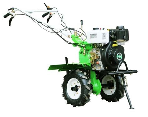 Nuotrauka, iliustruojanti „Aurora SPACE-YARD 1050 EASY“ motobloką su įvairiais priedais.