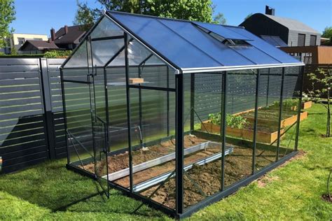 Lyginamoji lentelė: stiklinis vs. polikarbonato šiltnamis