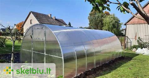 Nuotrauka: įvairių dydžių ir formų polikarbonatinių šiltnamių ekspozicija