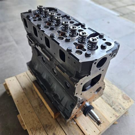 Nuotrauka su įvairiais variklių komponentais ir sandarikliais, tinkama iliustruoti šią skiltį.