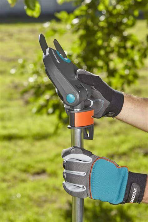 nuotrauka su išskleistu teleskopiniu genėtuvu Gardena Starcut 410 Plus, demonstruojanti jo ilgį