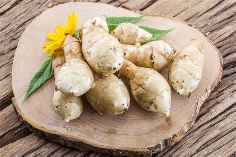 Informatyvi grafika, vaizduojanti topinambų sudėtį ir naudingas medžiagas.