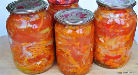 Įvairūs stiklainiai su konservuotais pomidorais, paruošti žiemai