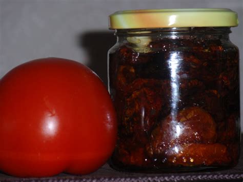 Džiovinti pomidorai aliejuje stiklainyje su prieskoninėmis žolelėmis