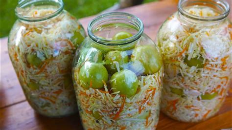 Stiklainiai su marinuotais žaliais pomidorais