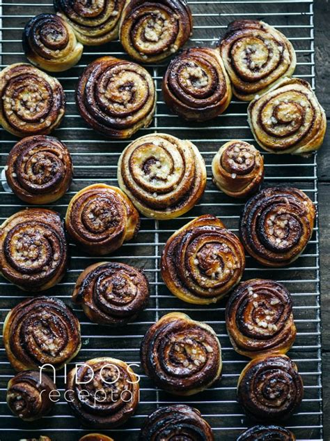 nuotrauka su įvairiais prieskoniais: cinamonu, gvazdikėliais, kardamonu, pipirais