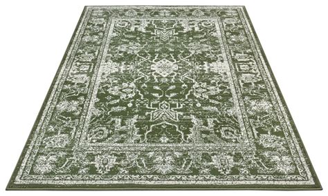 tamsiai žalias žiemės kilimas kaip dirvos danga